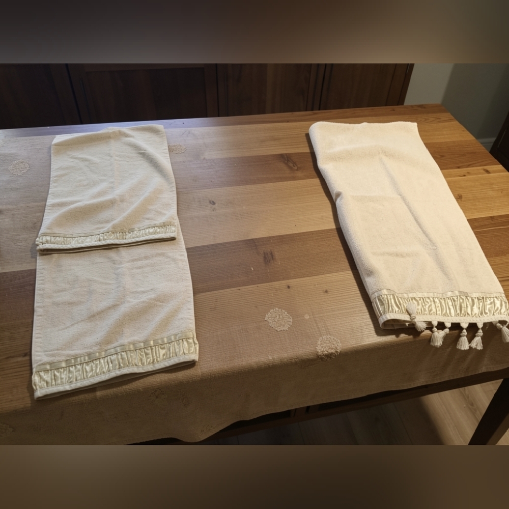 Beautiful Avanti Luxury Towels with Nice Decor / 3 Total